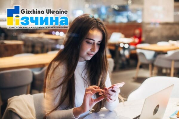 Як на смартфоні ввімкнути гучний зв'язок 5 202102cute pretty young woman smartphone cafe11