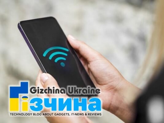 Як побачити збережені паролі Wi-Fi на смартфоні Android і iOS 17 202103close up phone hands with wifi symbol 23 2148295840