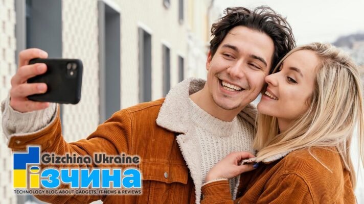 202103young couple taking photos