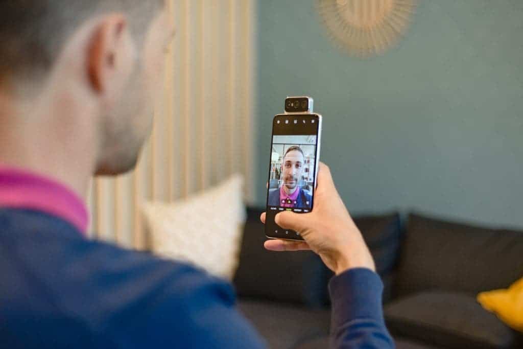 ТОП-10 смартфонів для селфі за травень