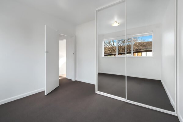 Коллекции Rodos - превосходное качество и стильный дизайн 10 corner empty new room with white walls wardrobe with mirror sliding doors