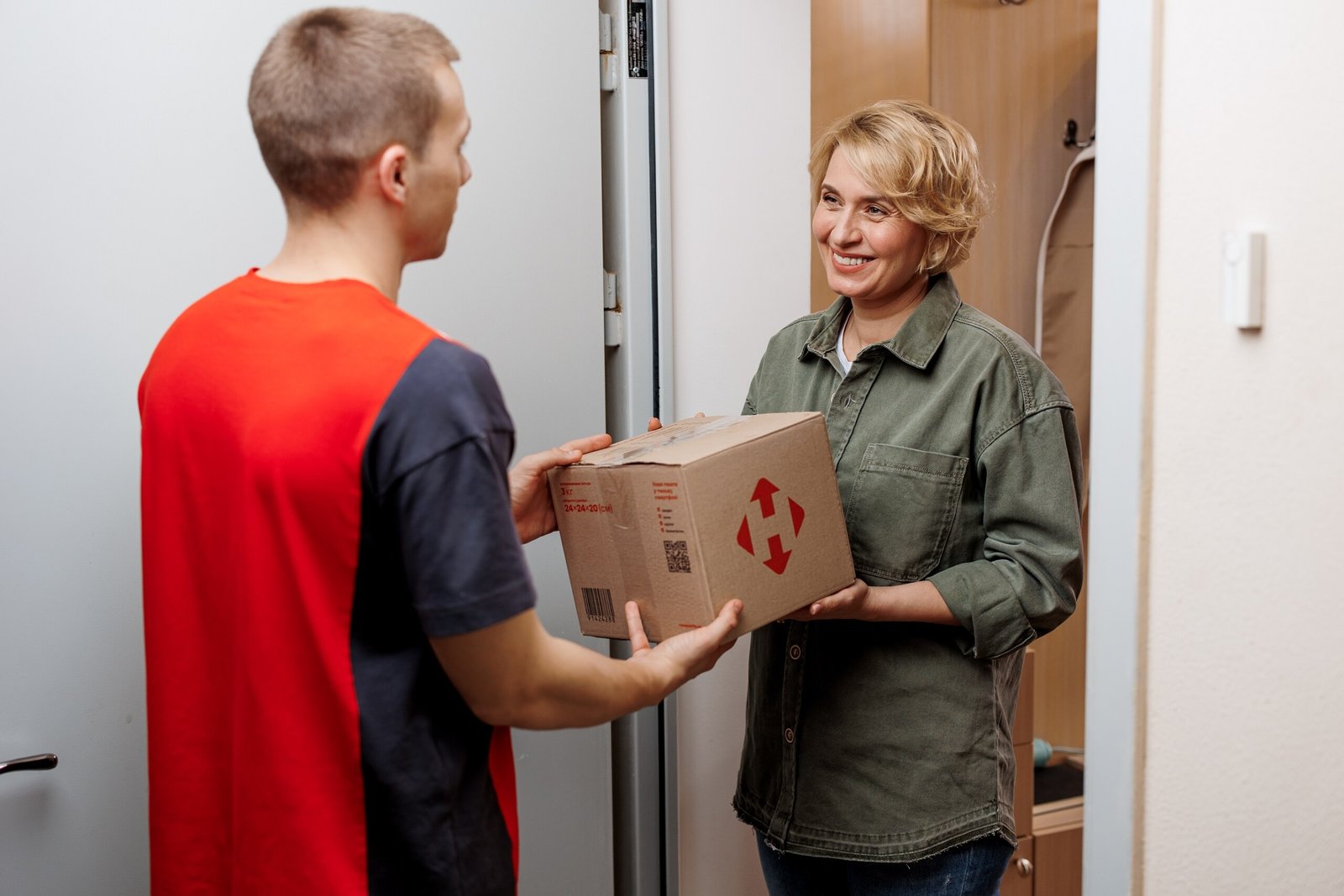 У Румунії Нова пошта запустила можливість відправляти посилки із адреси. Як викликати кур’єра 10 У Румунії Нова пошта запустила можливість відправляти посилки із адреси. Як викликати кур’єра