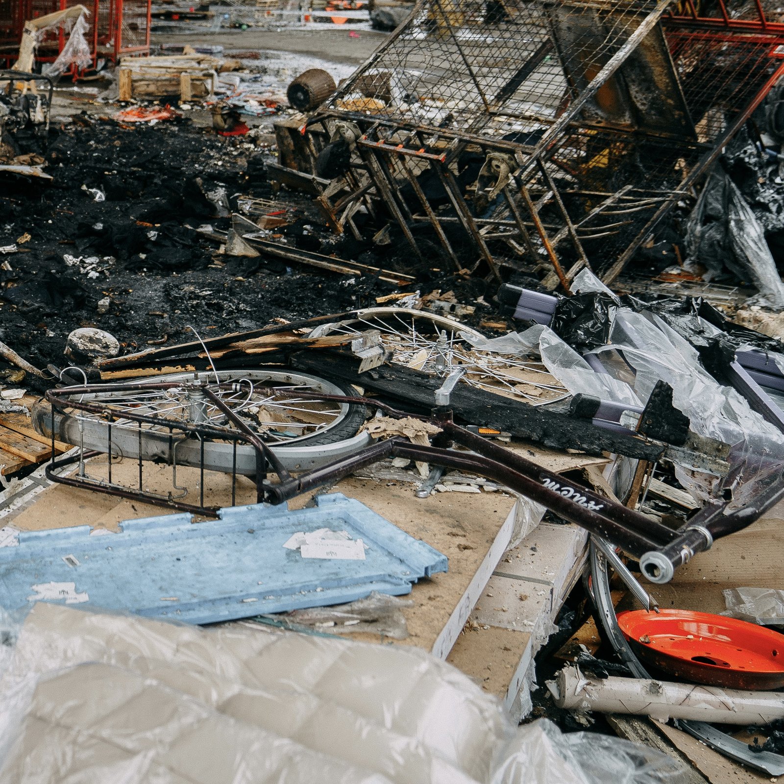 Нова пошта показала фотографії вантажівок із зруйнованого терміналу у Харкові, у яких були нібито заховані БМП