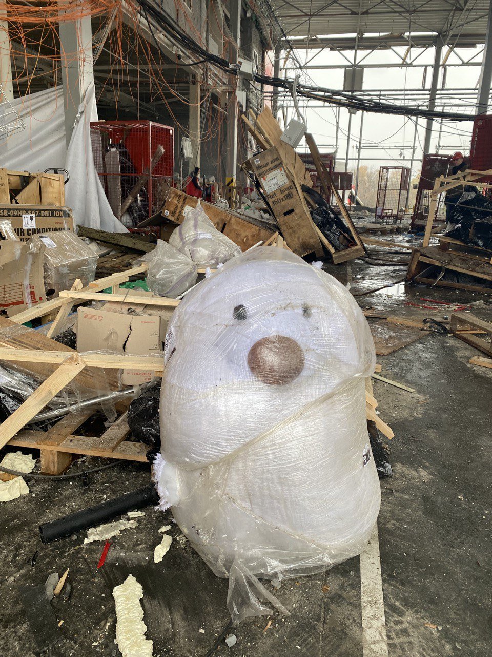 Нова пошта показала фотографії вантажівок із зруйнованого терміналу у Харкові, у яких були нібито заховані БМП