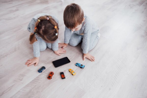 Цифровые инструменты для обучения детей важным жизненным урокам 15 top view children using digital gadgets home brother sister pajamas watch cartoons play games their technology tablet