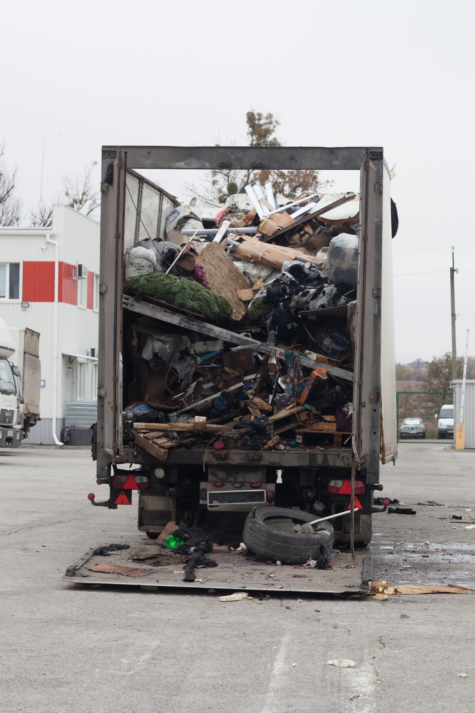 Нова пошта показала фотографії вантажівок із зруйнованого терміналу у Харкові, у яких були нібито заховані БМП