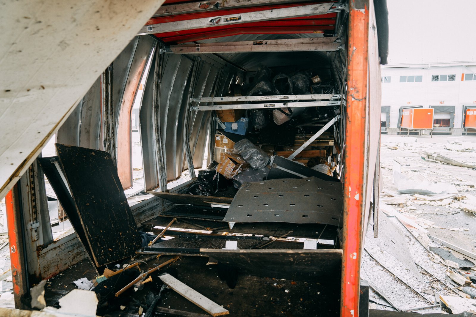 Нова пошта показала фотографії вантажівок із зруйнованого терміналу у Харкові, у яких були нібито заховані БМП