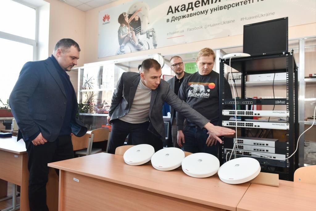 «ХУАВЕЙ УКРАЇНА» ПОДАРУВАЛА СЕРВЕРНЕ ОБЛАДНАННЯ ДЕРЖАВНОМУ УНІВЕРСИТЕТУ ІНФОРМАЦІЙНО-КОМУНІКАЦІЙНИХ ТЕХНОЛОГІЙ 12 «ХУАВЕЙ УКРАЇНА» ПОДАРУВАЛА СЕРВЕРНЕ ОБЛАДНАННЯ ДЕРЖАВНОМУ УНІВЕРСИТЕТУ ІНФОРМАЦІЙНО-КОМУНІКАЦІЙНИХ ТЕХНОЛОГІЙ
