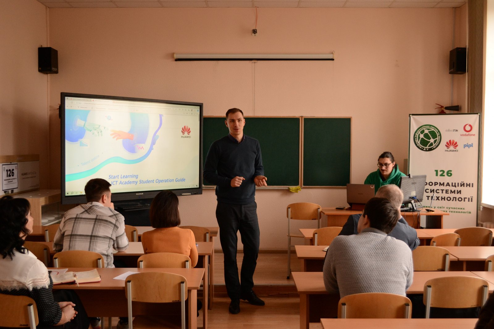 «ХУАВЕЙ УКРАЇНА» РОЗПОЧАЛА НАВЧАННЯ ІНСТРУКТОРІВ ДЛЯ ФІРМОВОЇ АКАДЕМІЇ ІНФОРМАЦІЙНО-КОМУНІКАЦІЙНИХ ТЕХНОЛОГІЙ