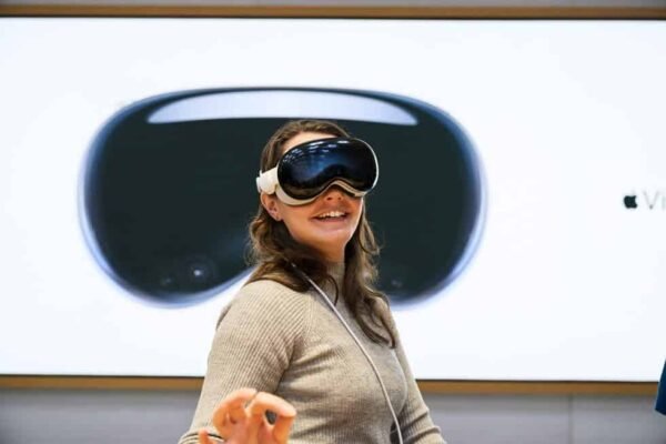Apple Vision Pro натрапив на проблеми з торговельною маркою в Китаї 11 apple vision pro availability customer demo
