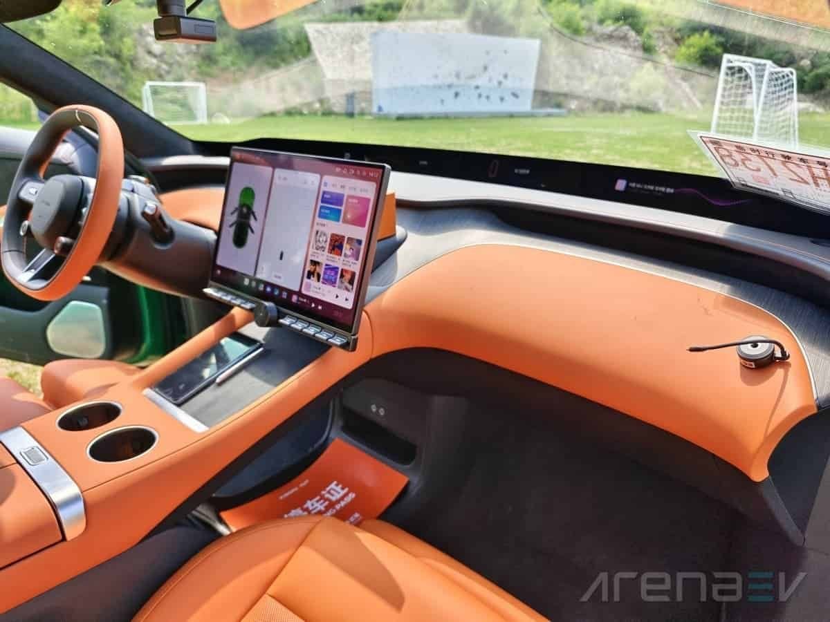 Новий електричний кросовер Xiaomi YU7 тепер працює з iPhone краще за всіх