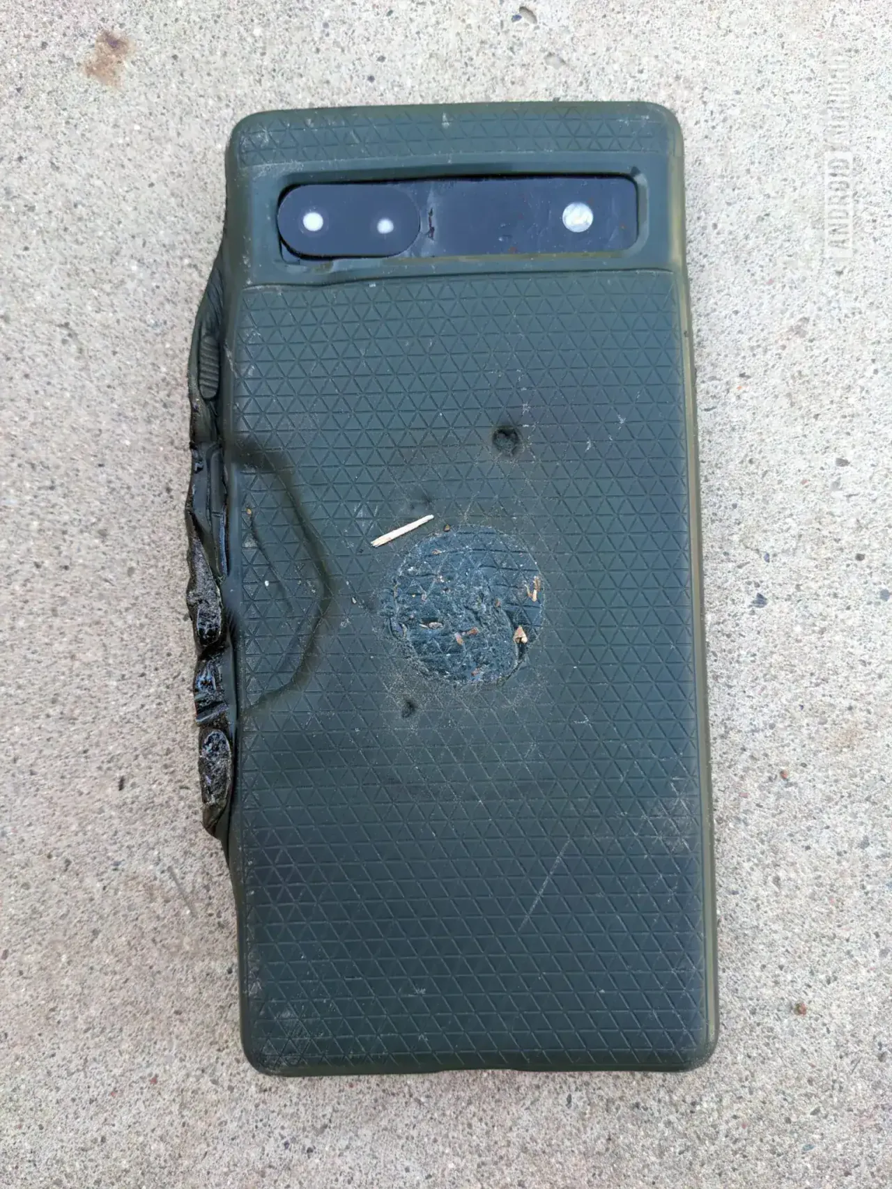 Pixel 6a перегрівся і розплавився під час зарядки: Google замінює пристрій після інциденту