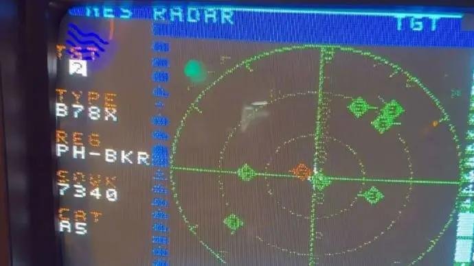 NES Radar, Nintendo NES Radar, Nintendo NES радар, NES відстеження літаків, Nintendo NES літаки, радар літаків NES, відстеження літаків у реальному часі, Nintendo Entertainment System, Nintendo NES 1985, NES проєкт, NES Radar як працює, ретро консоль Nintendo, модифікація NES, старі консолі, авіаційний радар, відстеження літаків, ретротехнології, незвичайне використання NES, Nintendo NES 2026