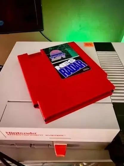 NES Radar, Nintendo NES Radar, Nintendo NES радар, NES відстеження літаків, Nintendo NES літаки, радар літаків NES, відстеження літаків у реальному часі, Nintendo Entertainment System, Nintendo NES 1985, NES проєкт, NES Radar як працює, ретро консоль Nintendo, модифікація NES, старі консолі, авіаційний радар, відстеження літаків, ретротехнології, незвичайне використання NES, Nintendo NES 2026