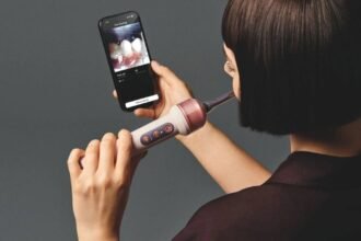 Dyson CameraJet за $499 бачить проміжки між зубами та сама направляє струмінь ополіскувача 6 Dyson CameraJet, Dyson CameraJet ціна, Dyson CameraJet характеристики, електрична зубна щітка Dyson, зубна щітка з камерою, розумна зубна щітка, Dyson зубна щітка, Gap Optical Targeting, MyDyson, зубна щітка з AI, зубна щітка з ополіскувачем, Dyson CameraJet Україна, технології Dyson, гаджети для здоров'я, розумні гаджети